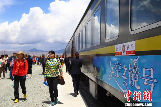 6月10日上午，青海首开西宁至茶卡“天空之镜”旅游列车。图为列车到达茶卡车站。　罗云鹏 摄